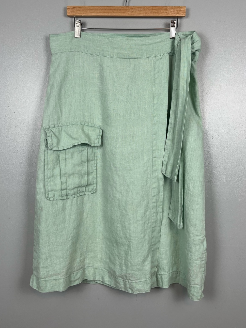 Back Beat Co. 100% linen light green true wrap skirt, size XL/XXL.